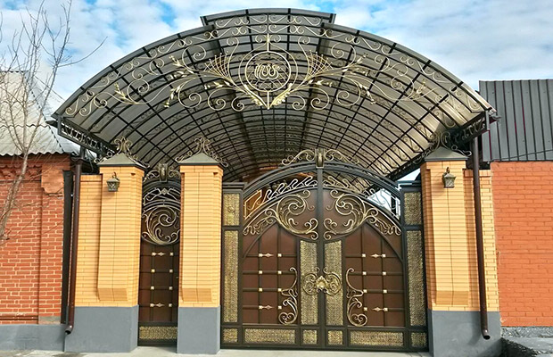 Купить или заказать ворота для дома с навесом - стильные и надежные решения для вашего участка в Томске от 41508 руб | ВоротМастер-Тмс