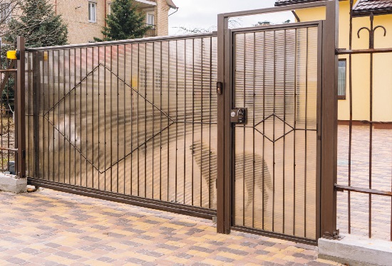 Купить ворота из профлиста с элементами ковки, с металлическими столбами в рамке или под дерево в Томске от 153165 руб